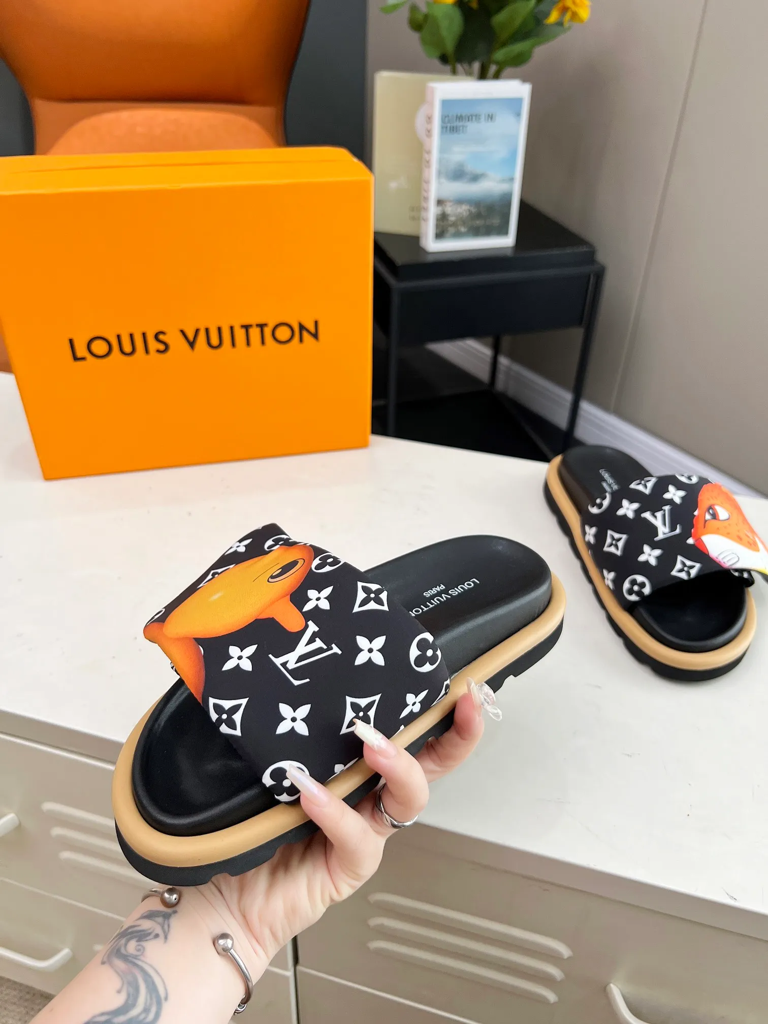 👟👟Ex-factory price 360👟👟 lv donkey brand l home 2024 hot style embossed logo embossed sandals This ol low comfort flat sandals are made of technical fabrics and use high-frequency embossing technology to reinterpret the monogram pattern. Soft padded upper with adjustable Velcro, comfortable and tough insole adds harmonious color ▪️Fabric: Original customized technical fabric ▪️Lining: soft sheepskin lining ▪️Sole: Original open-molded rubber foam outsole Color: .yellow.black▪️